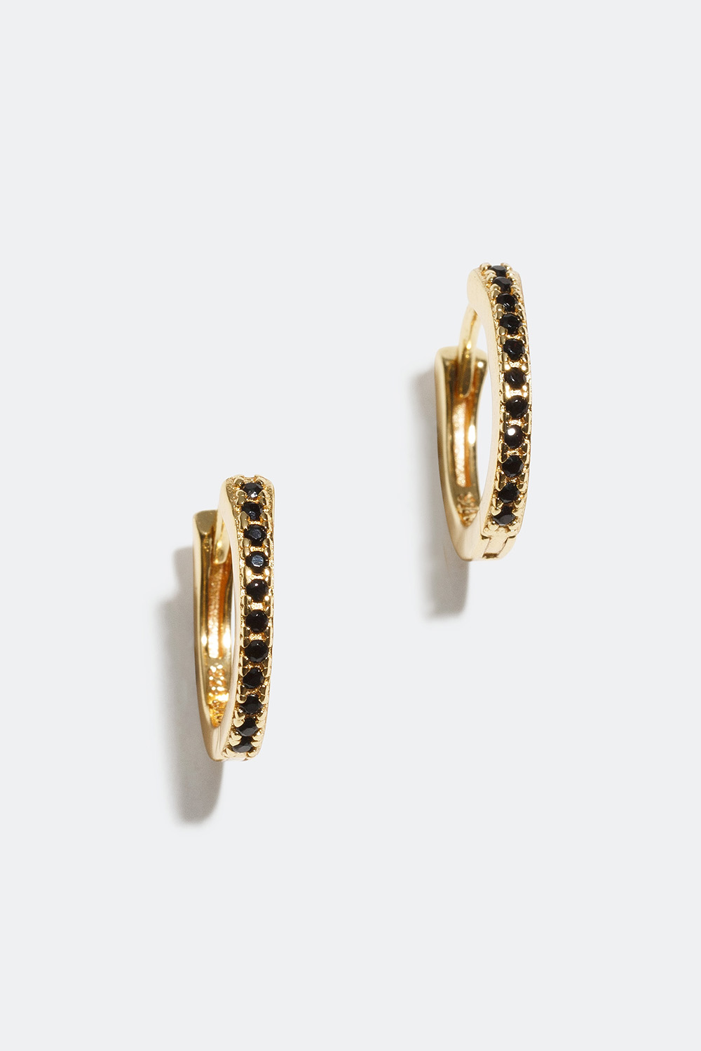 Pienet korvarenkaat, joissa mustat Cubic Zirkonia -kivet, 18 karaatin kultaus, 1,2 cm ryhmässä 18 karaatin kullattua hopeaa / Korvakorut 18 karaatin kulta @ Glitter (553000642000)