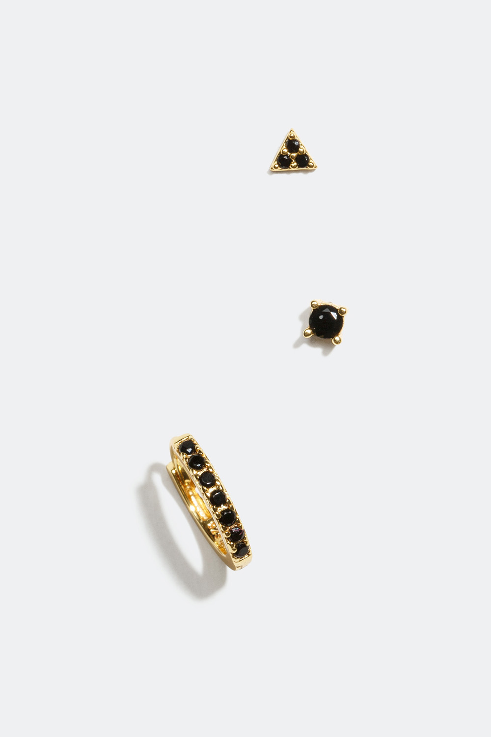 Nappikorvakorut, joissa musta Cubic Zirconia -kivi ja 18 karaatin kultaus, 3/pakk. ryhmässä Korut / Korvakorut / Monta reikää samassa korvassa @ Glitter (553000769000)