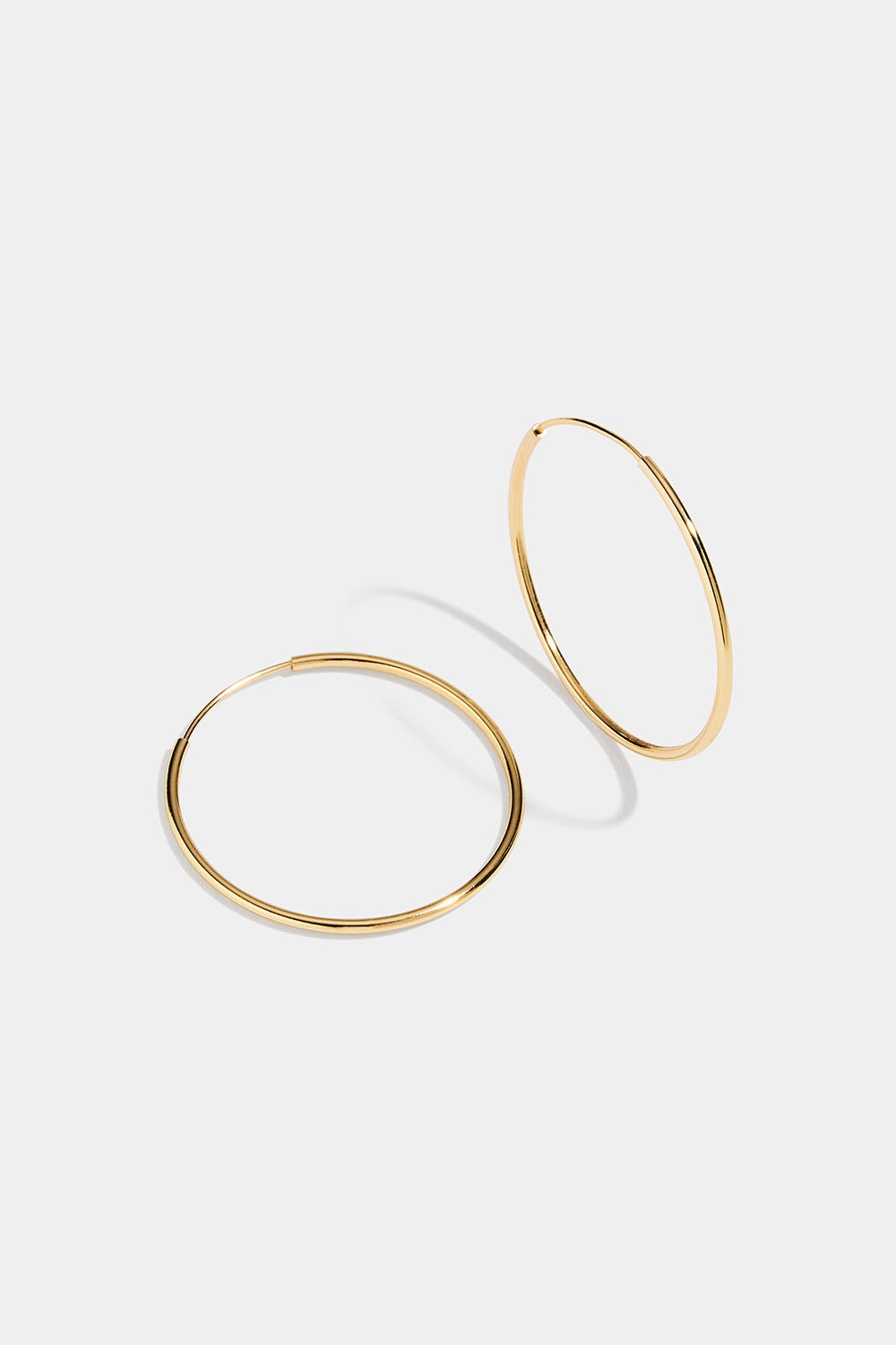 Ohuet korvarenkaat aitoa 18K kullattua hopeaa, 3 cm ryhmässä 18 karaatin kullattua hopeaa @ Glitter (553000822000)