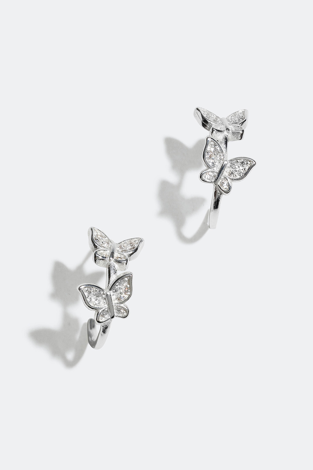 Aidot hopeiset korvarenkaat, joissa perhosia ja Cubic Zirconia -kiviä ryhmässä Aitoa Hopeaa / Hopeiset korvakorut / Korvarenkaat aitoa hopeaa @ Glitter (553002181001)