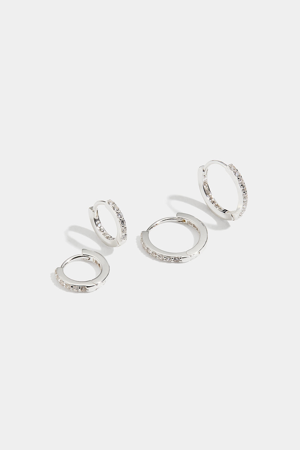 Aidosta hopeasta valmistetut korvarenkaat Cubic Zirconia -kivillä, 2 paria ryhmässä Aitoa Hopeaa / Hopeiset korvakorut / Korvarenkaat aitoa hopeaa @ Glitter (553004141001)