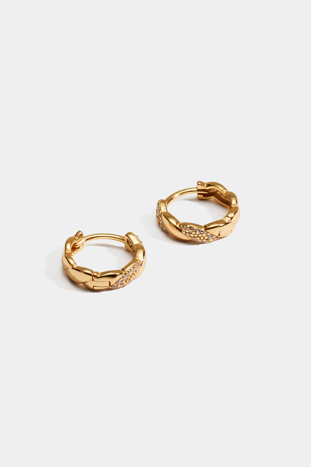 Pienet hopeakorvarenkaat kierteisellä muotoilulla ja Cubic Zirkonia -kivillä ryhmässä 18 karaatin kullattua hopeaa / Korvakorut 18 karaatin kulta @ Glitter (553004222002)