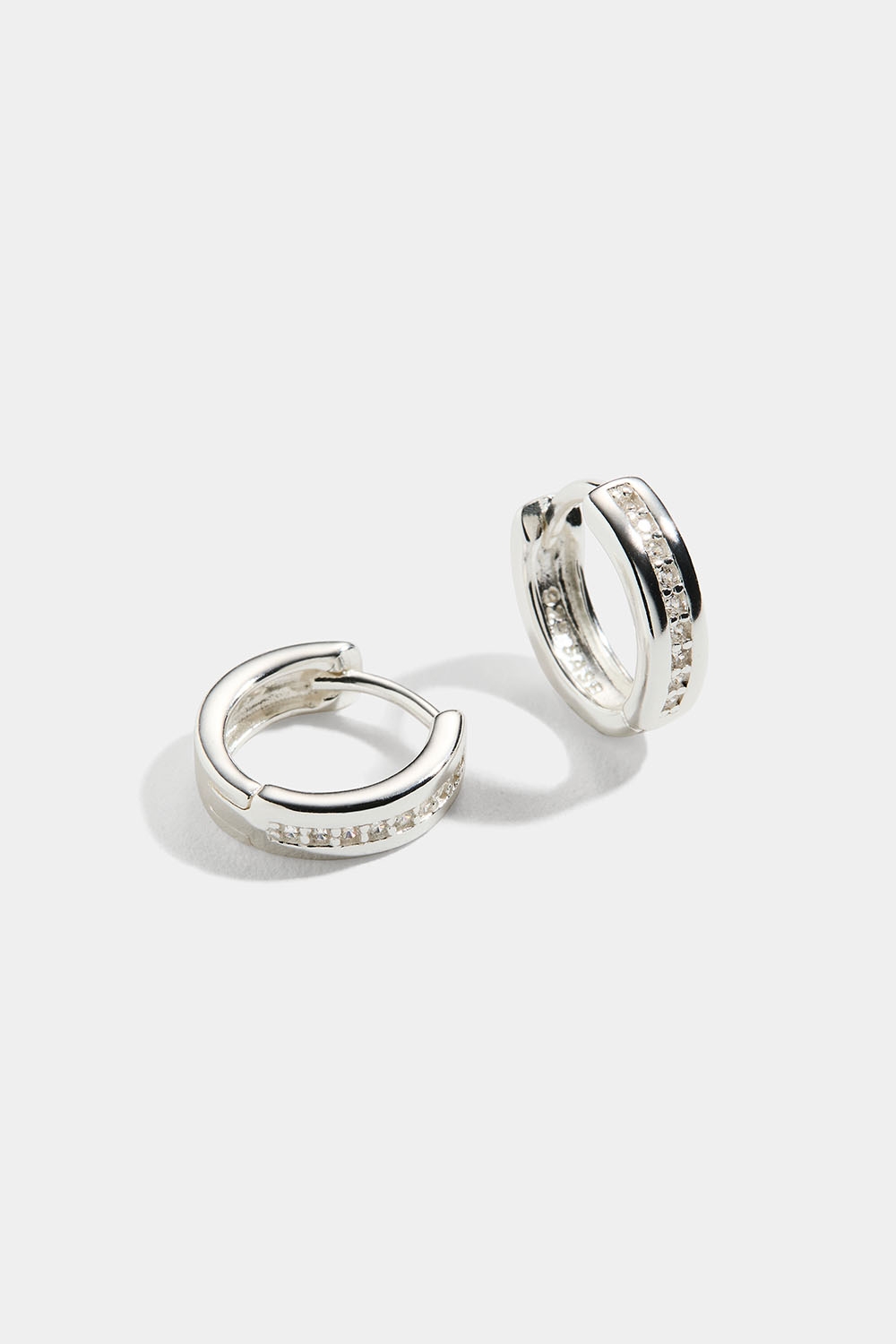 Pienet hopeakorvarenkaat pienillä Cubic zirkonia -kivillä