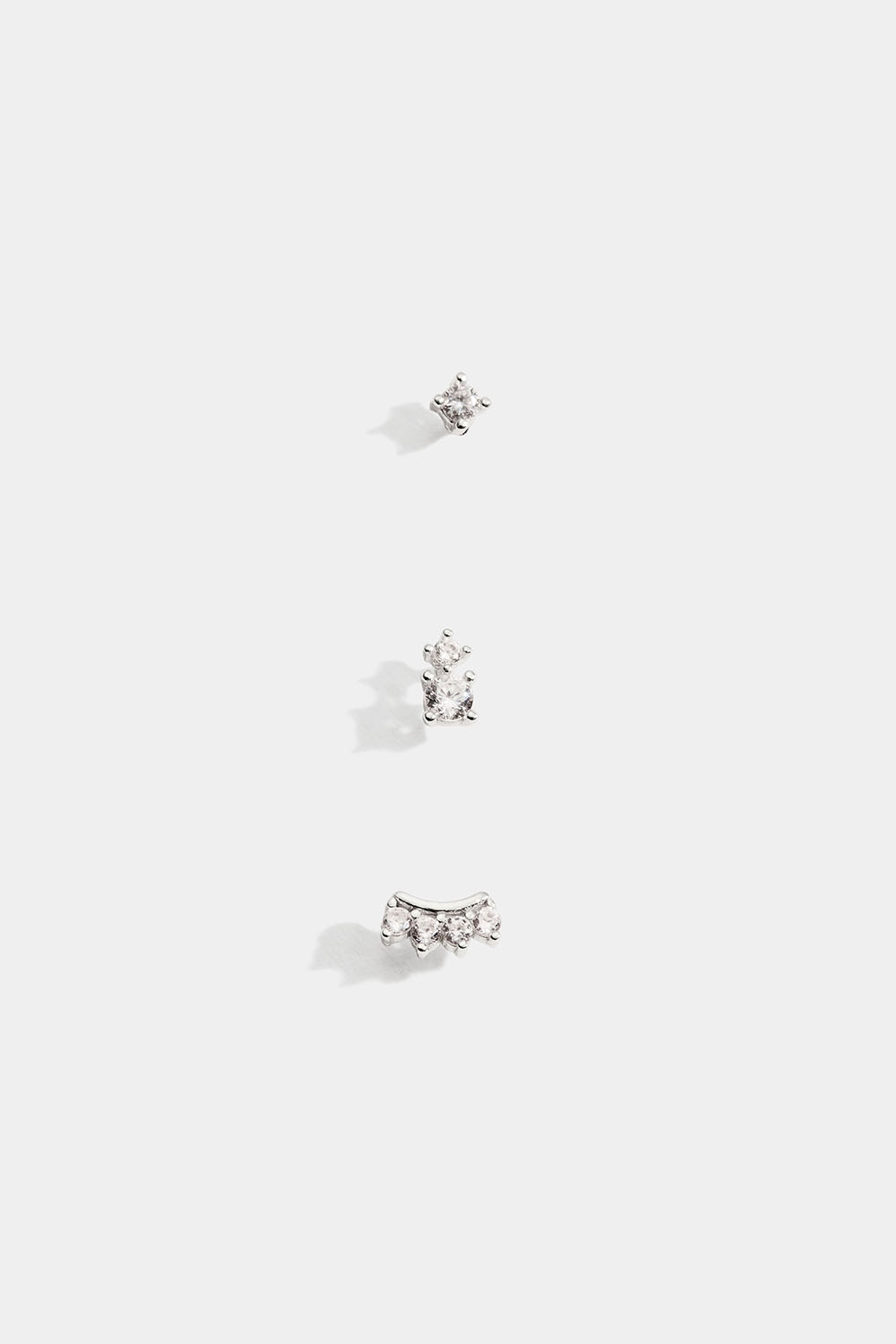 Erimuotoisia mininappikorvisia useisiin korvalävistyksiin, aitoa hopeaa, jossa on Cubic Zirconia-kiviä koristeena. ryhmässä Aitoa Hopeaa / Hopeiset korvakorut / Monipakkaus @ Glitter (553004431001)