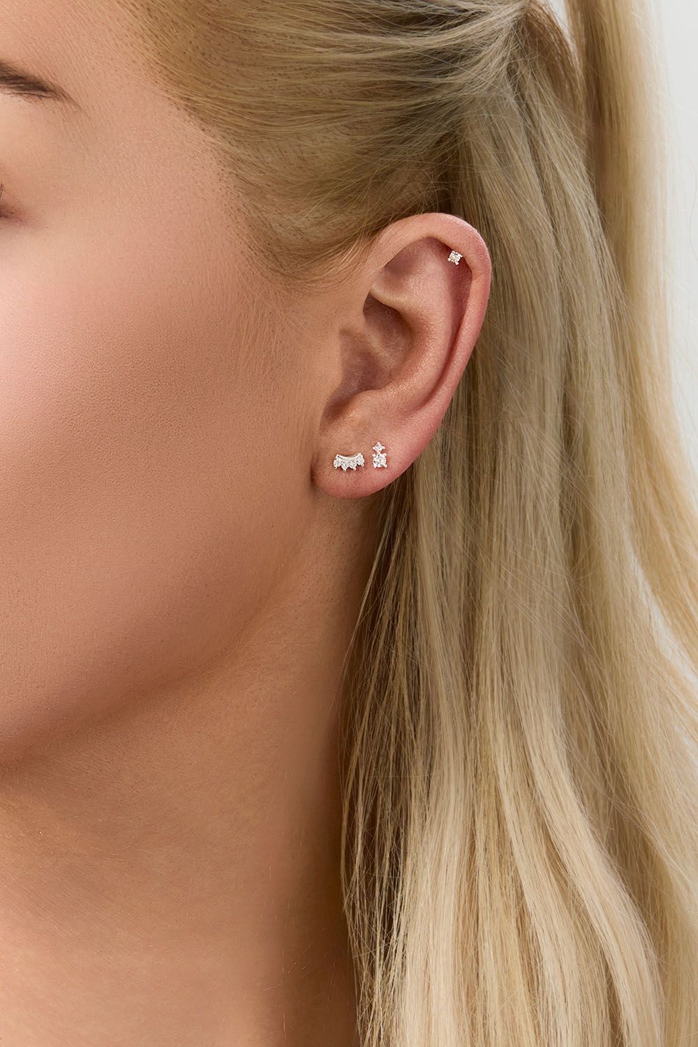 Erimuotoisia mininappikorvisia useisiin korvalävistyksiin, aitoa hopeaa, jossa on Cubic Zirconia-kiviä koristeena. ryhmässä Aitoa Hopeaa / Hopeiset korvakorut / Monipakkaus @ Glitter (553004431001)