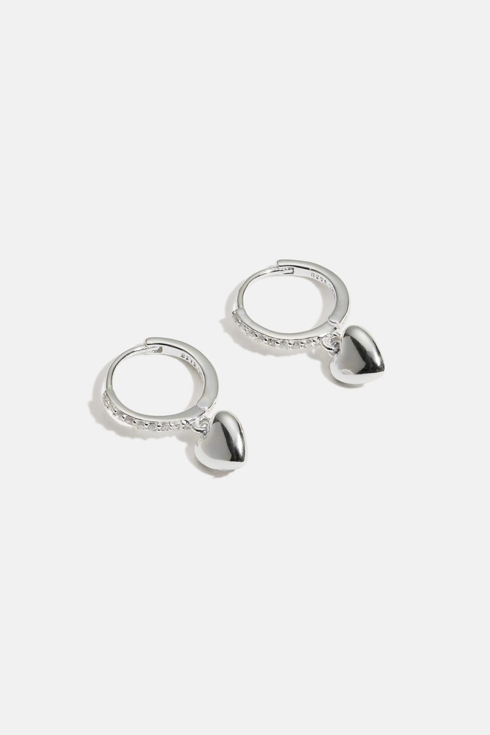Aidot hopeiset korvarenkaat, joissa sydän ja Cubic zirkonia -kiviä ryhmässä Aitoa Hopeaa / Hopeiset korvakorut / Korvarenkaat aitoa hopeaa @ Glitter (553004481001)