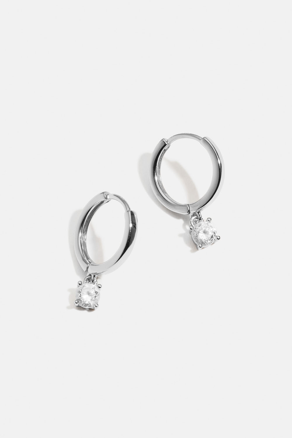 Aidosta hopeasta valmistetut korvarenkaat pyöreällä Cubic Zirconia -kivellä ryhmässä Aitoa Hopeaa / Hopeiset korvakorut / Korvarenkaat aitoa hopeaa @ Glitter (553004491001)