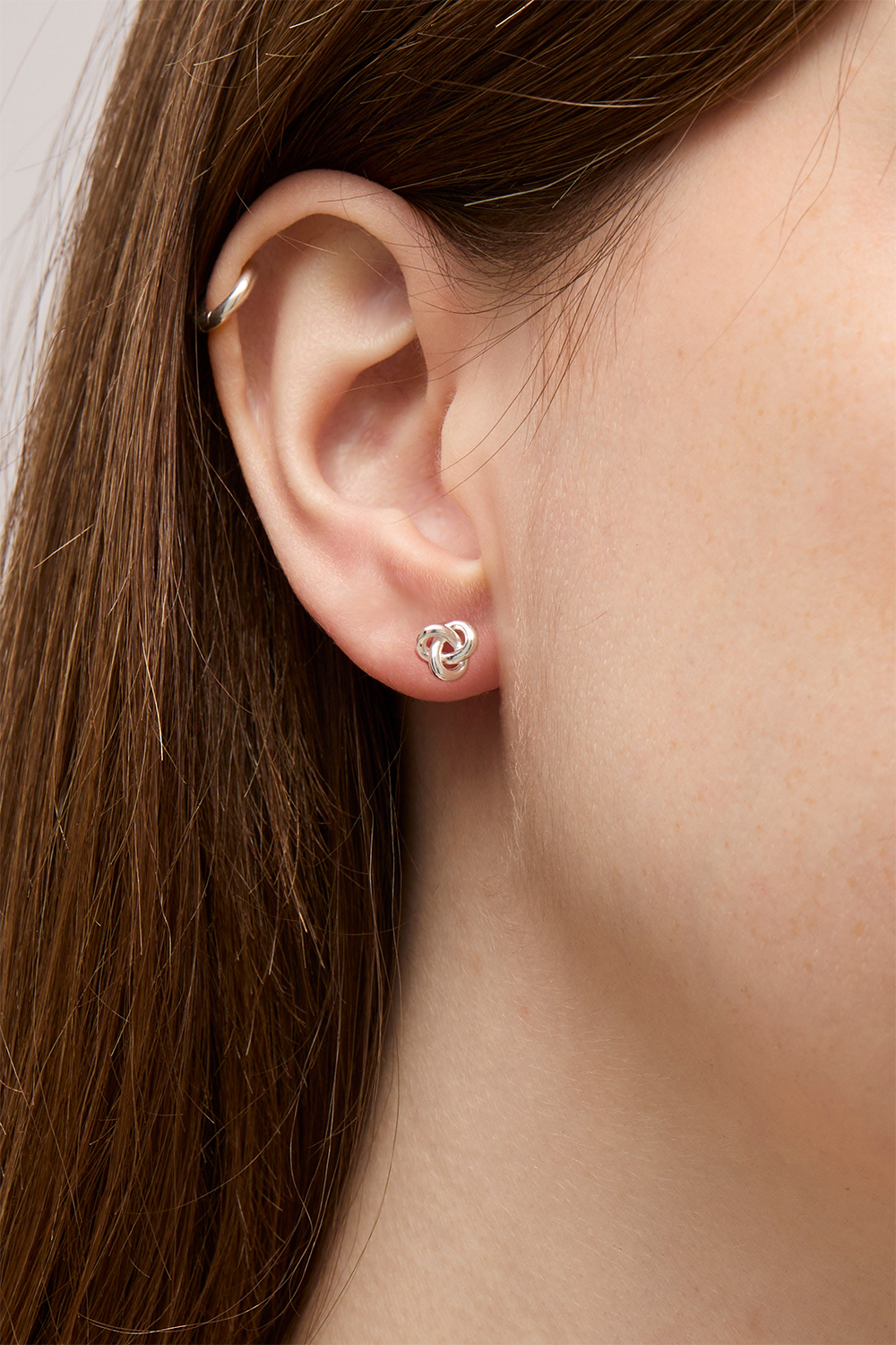 Aidot hopeiset nappikorvakorut, joissa solmu ryhmässä Aitoa Hopeaa / Hopeiset korvakorut / Nappikorvakorut aitoa hopeaa @ Glitter (553004671001)