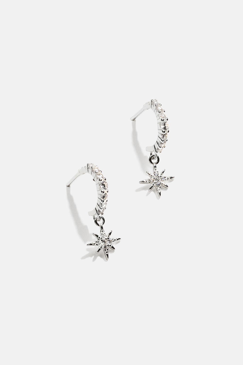 Pienet korvarenkaat tähtiriipuksilla aitoa hopeaa koristeltuina pienillä Cubic Zirconia -kivillä ryhmässä Aitoa Hopeaa / Hopeiset korvakorut / Korvarenkaat aitoa hopeaa @ Glitter (553004721001)