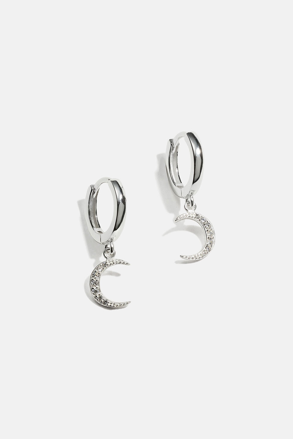 Korvarenkaat kuuriipuksilla aitoa hopeaa koristeltuina pienillä Cubic Zirconia -kivillä ryhmässä Korut / Korvakorut / Korvarenkaat / Korvarenkaat riipuksilla @ Glitter (553004751001)