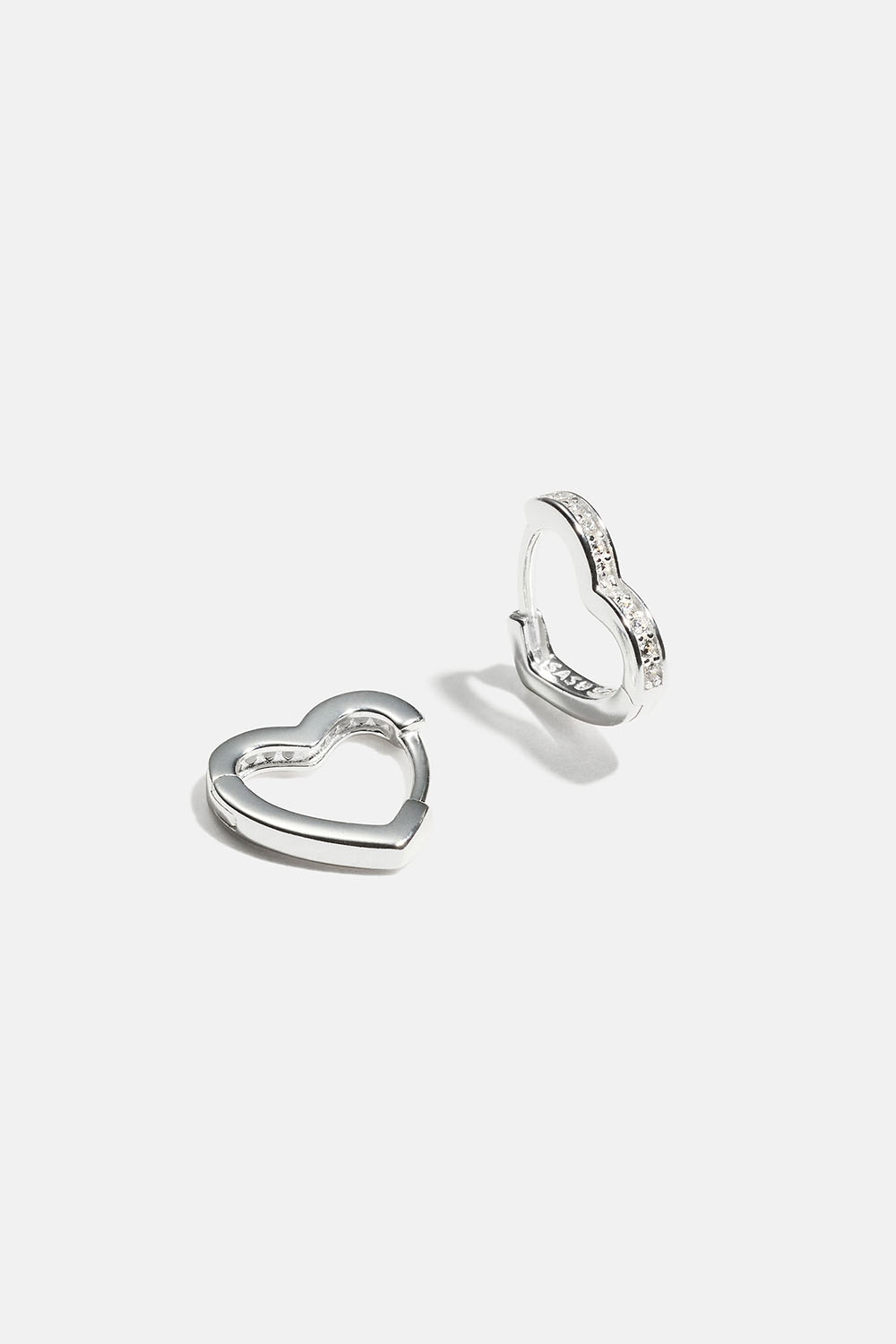 Aidosta hopeasta valmistetut sydämenmuotoiset korvarenkaat Cubic Zirconia -kivillä ryhmässä Aitoa Hopeaa / Hopeiset korvakorut / Korvarenkaat aitoa hopeaa @ Glitter (553004811001)