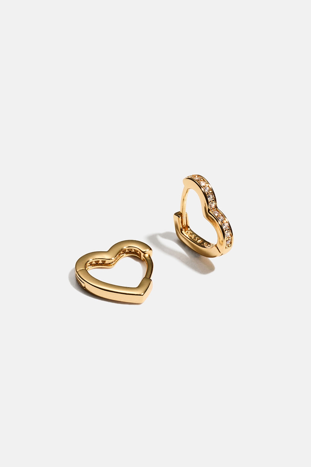 18 karaatin kullalla kullatut hopeiset sydämenmuotoiset korvarenkaat Cubic Zirconia -kivillä ryhmässä Korut / Korvakorut / Korvarenkaat @ Glitter (553004812002)