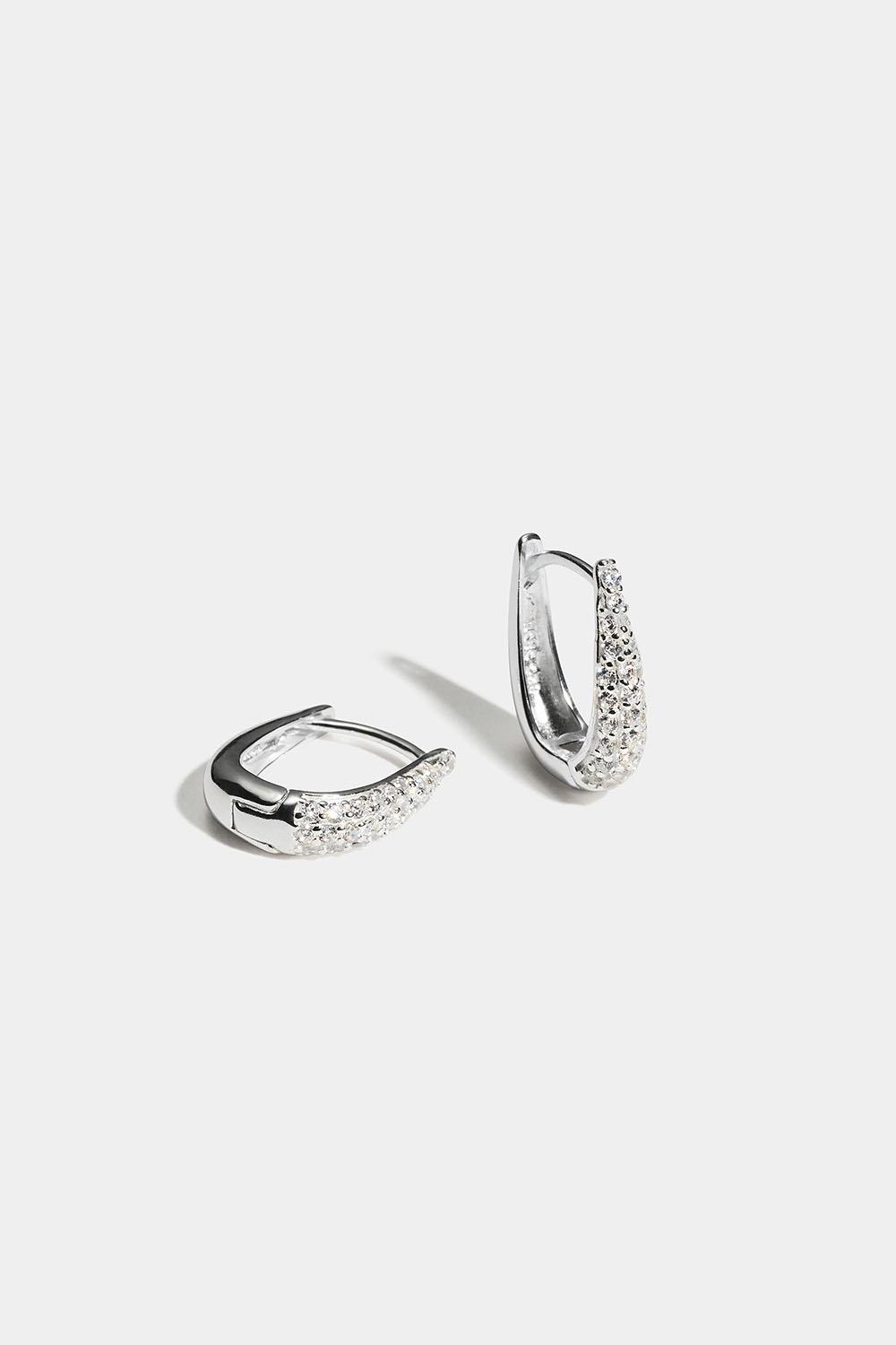 Soikeat aidosta hopeasta valmistutetut korvarenkaat Cubic Zirconia -kivillä ryhmässä Aitoa Hopeaa / Hopeiset korvakorut / Korvarenkaat aitoa hopeaa @ Glitter (553004831001)