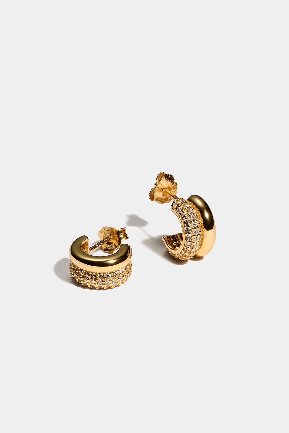 18 karaatin kullalla kullatut hopeiset, paksut kaksinkertaiset korvarenkaat Cubic Zirconia -kivillä ryhmässä Korut / Korvakorut / Korvarenkaat @ Glitter (553004842002)
