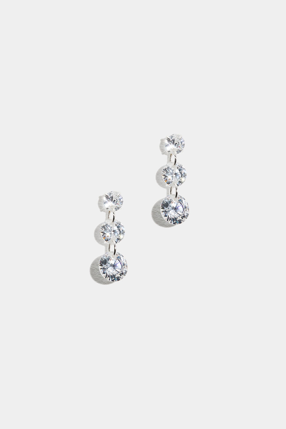 Aidossta hopeasta valmistetut nappikorvakorut, joissa on kolme Cubic Zirconia -kiveä ryhmässä Korut / Korvakorut / Strassikorvakorut @ Glitter (553004921001)