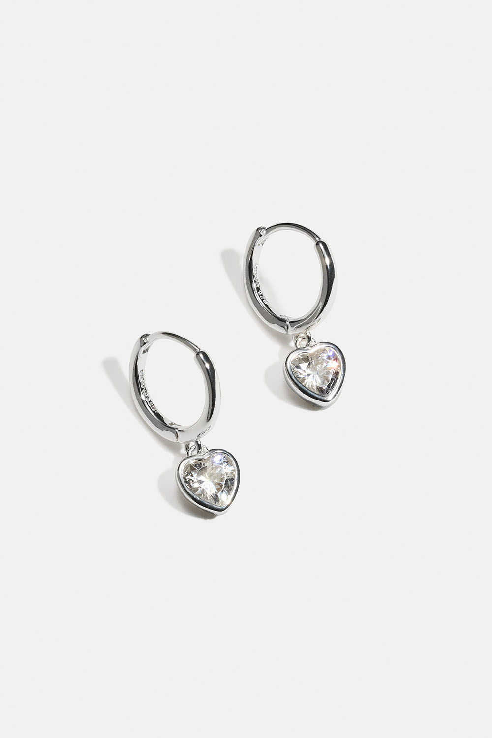 Pienet hopeiset korvarenkaat, joissa riippuvia Cubic zirconia -sydämiä ryhmässä Aitoa Hopeaa / Hopeiset korvakorut / Korvarenkaat aitoa hopeaa @ Glitter (553005241001)