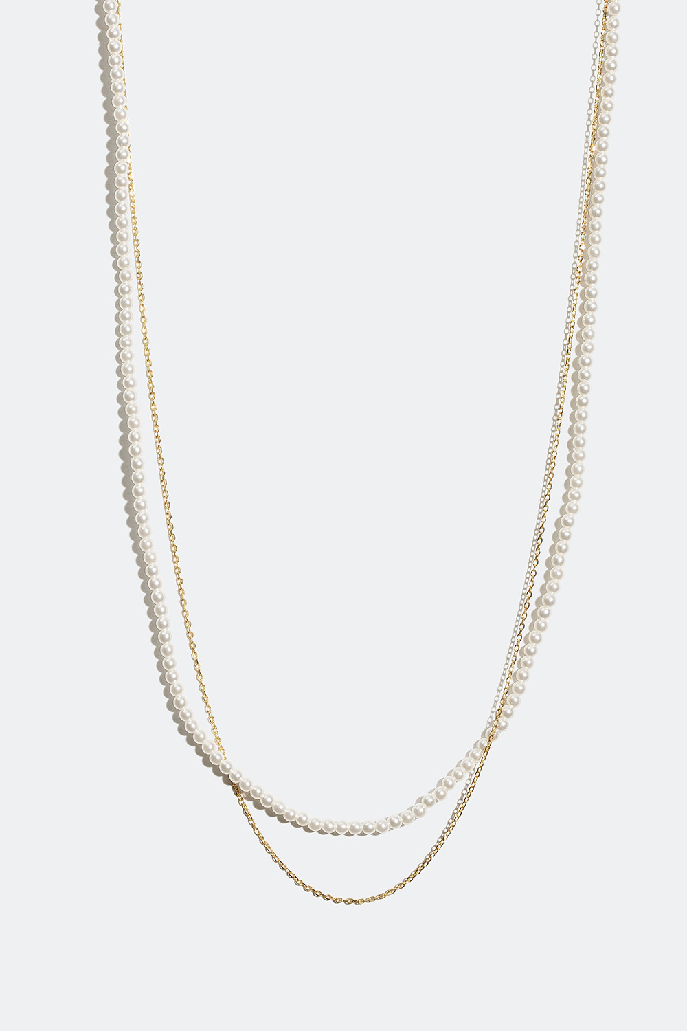 Kaksinkertainen kaulakoru, jossa helmiä ja ketju, jossa 18 karaatin kultaus ryhmässä 18 karaatin kullattua hopeaa / Kaulakorut 18 karaatin kulta @ Glitter (554000482000)