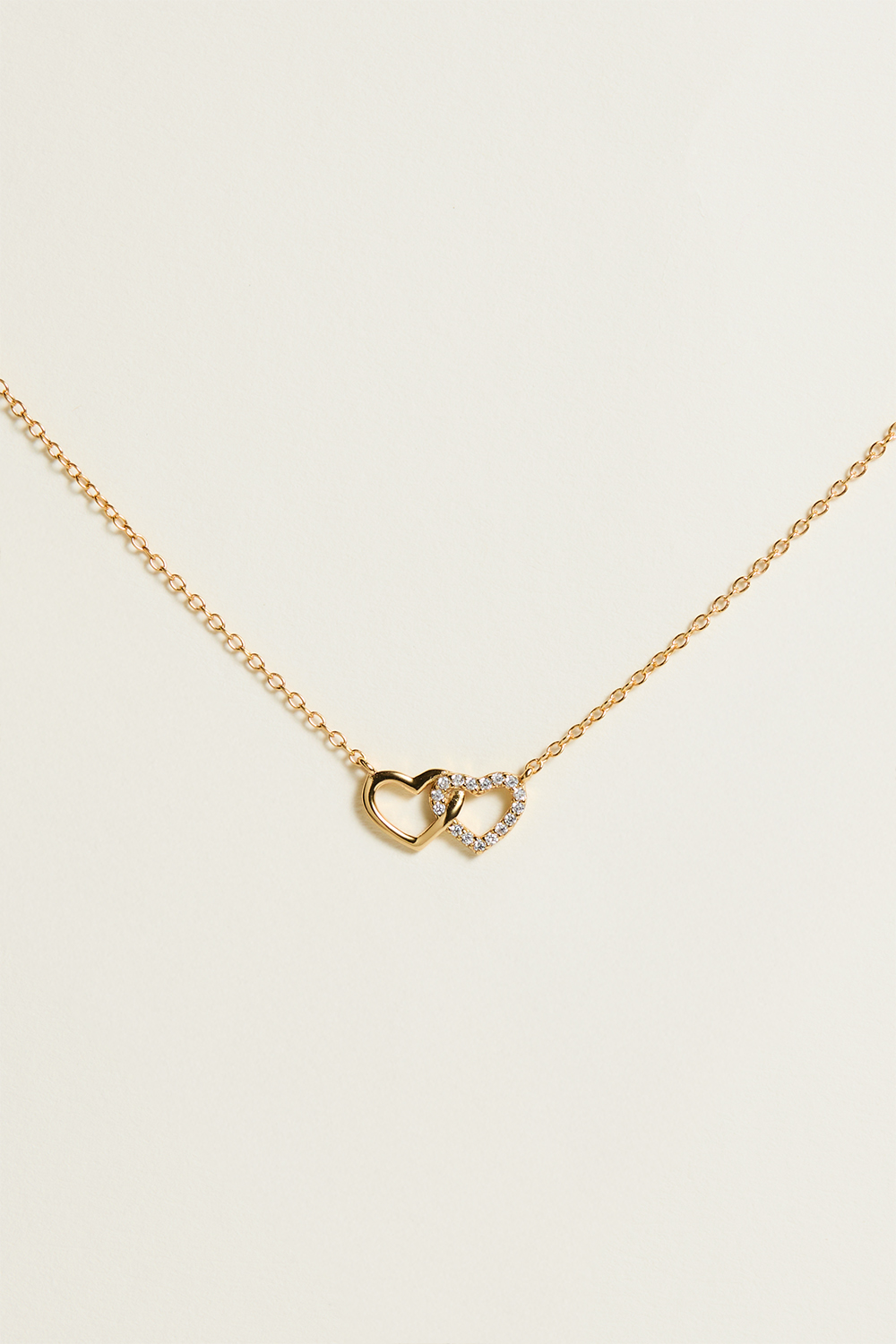 Kaulakoru, jossa 18 karaatin kultaus ja kaksi sydäntä. ryhmässä Kullattu aito hopea / Kullatut kaulaketjut @ Glitter (554000662002)