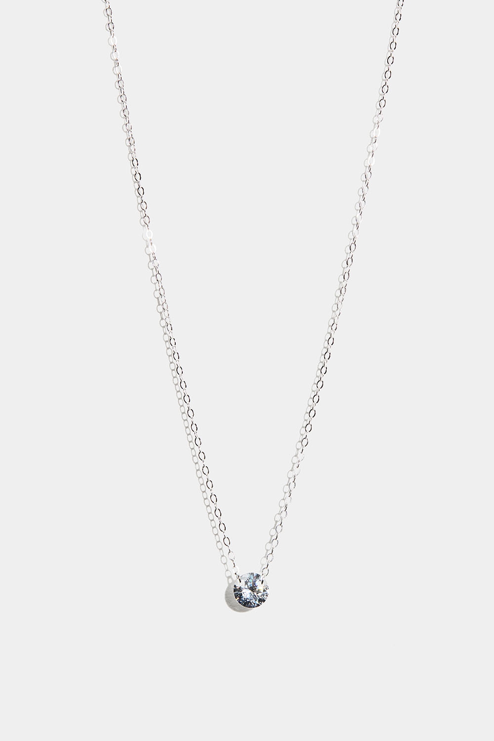 Aidosta hopeasta valmistettu kaulakoru, jossa on pyöreä Cubic Zirconia -kivi ryhmässä Aitoa Hopeaa / Hopeiset kaulakorut / Kaulakorut riipuksella @ Glitter (554001421001)