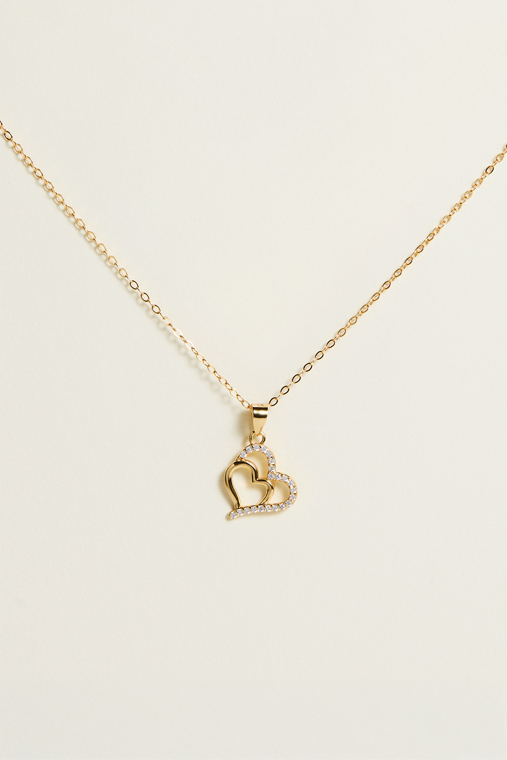 Aidosta 18k kullatusta hopeasta valmistettu kaulakoru, jossa yuplasydän ja Cubic Zirconia -kiviä ryhmässä Korut / Kaulakorut / Kaulakorut riipuksella @ Glitter (554001442002)