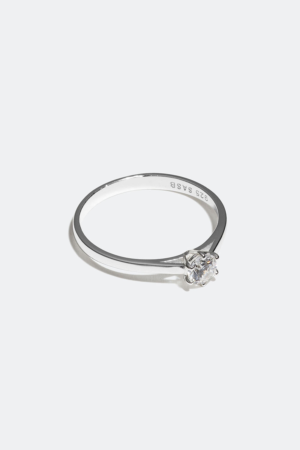 Aidosta hopeasta valmistettu sormus, jossa on pieni Cubic Zirconia -k