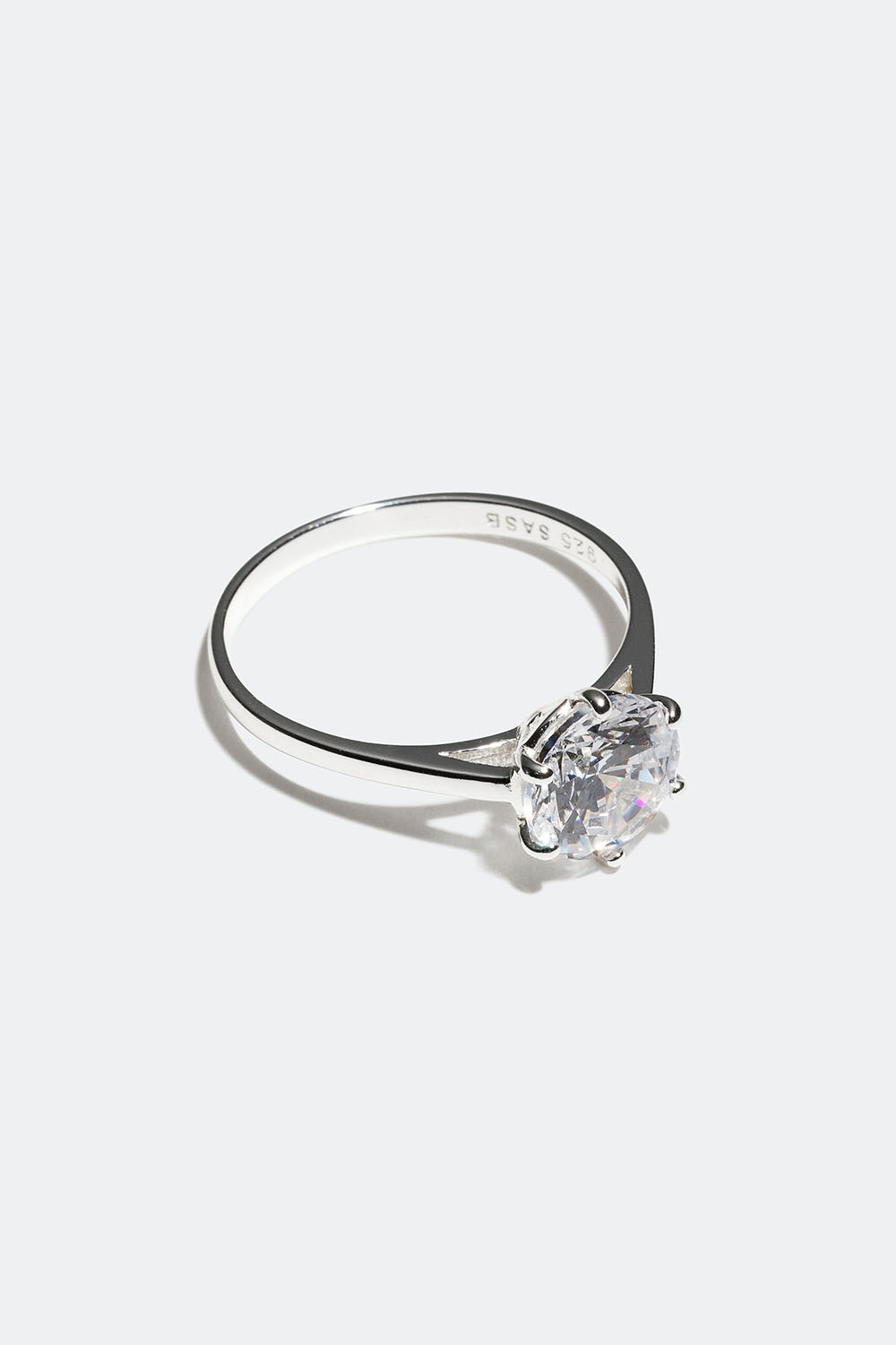 Aidosta hopeasta valmistettu sormus, jossa on suuri Cubic Zirconia -ki