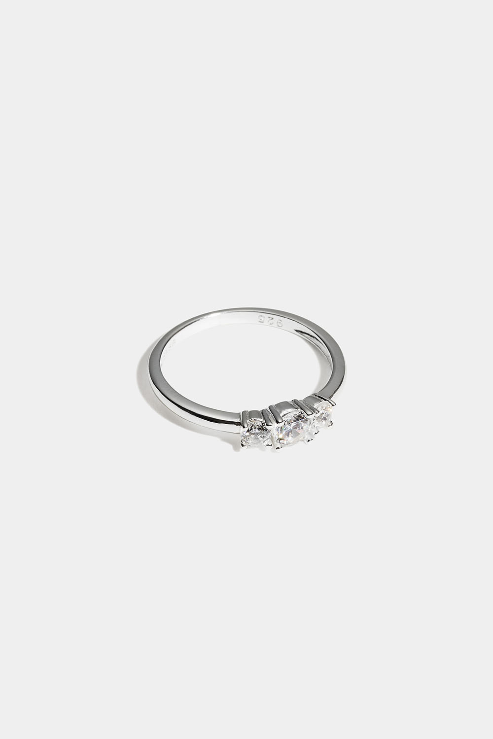 Aidosta hopeasta valmistettu sormus, jossa kolme Cubic zirconia -kiveä ryhmässä Aitoa Hopeaa / Hopeiset sormukset / Hopea @ Glitter (5560020710)