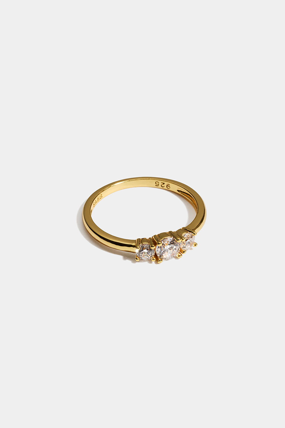 18k kullattu aito hopeasormus, jossa on kolme Cubic Zirconia -kiveä ryhmässä Kullattu aito hopea / Kullatut sormukset @ Glitter (5560020720)