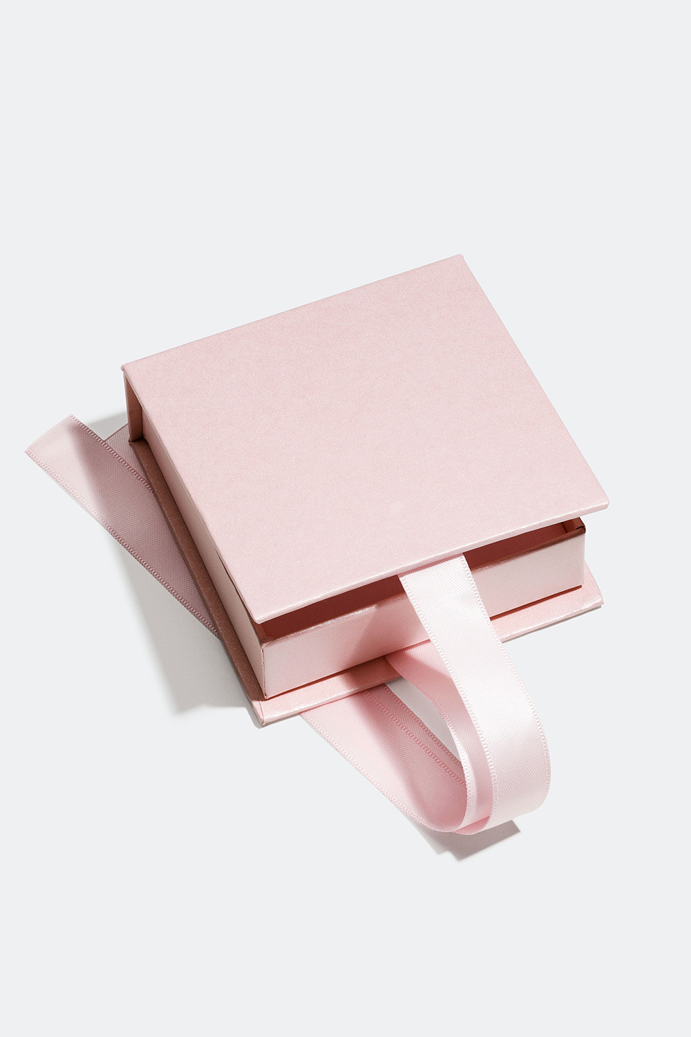 Vaaleanpunainen lahjarasia silkkinauhalla