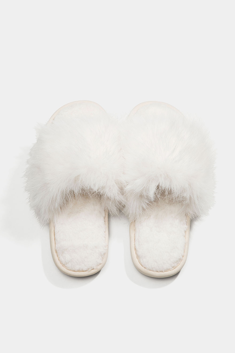 Valkoiset pörröiset tossut