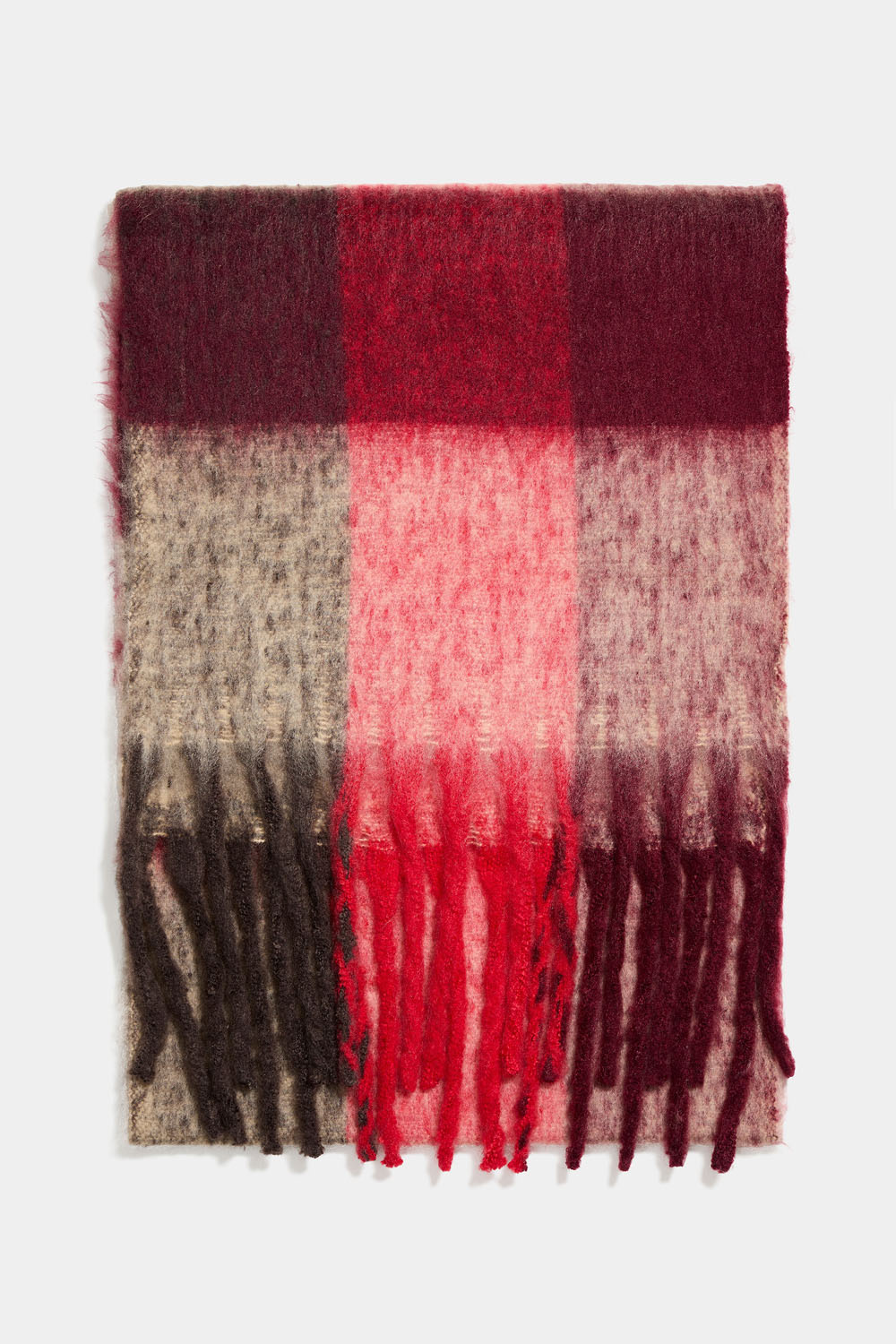 Harjattu sininen kaulahuivi, jossa ruudullinen kuvio