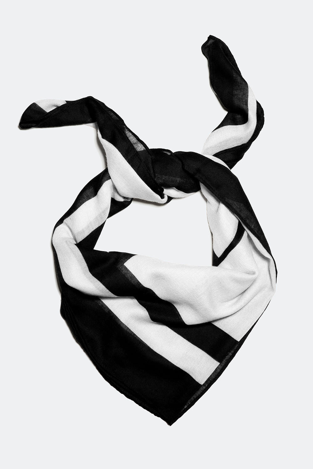 Musta kuviollinen huivi