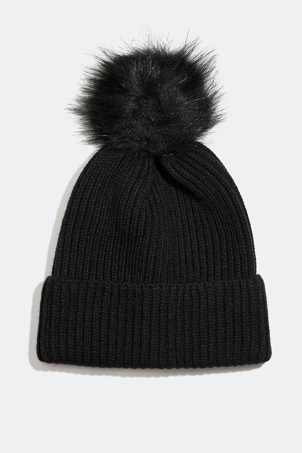 Musta joustinneulottu pipo, jossa on tupsu