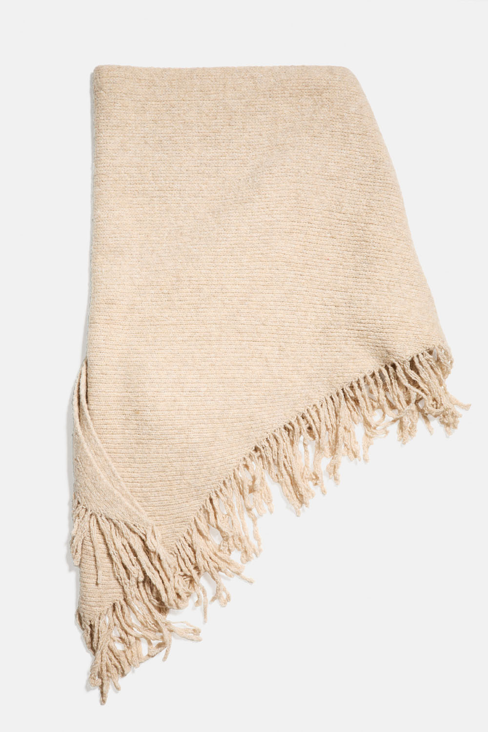 Vaaleanbeige kolmion muotoinen kaulahuivi, jossa hapsut