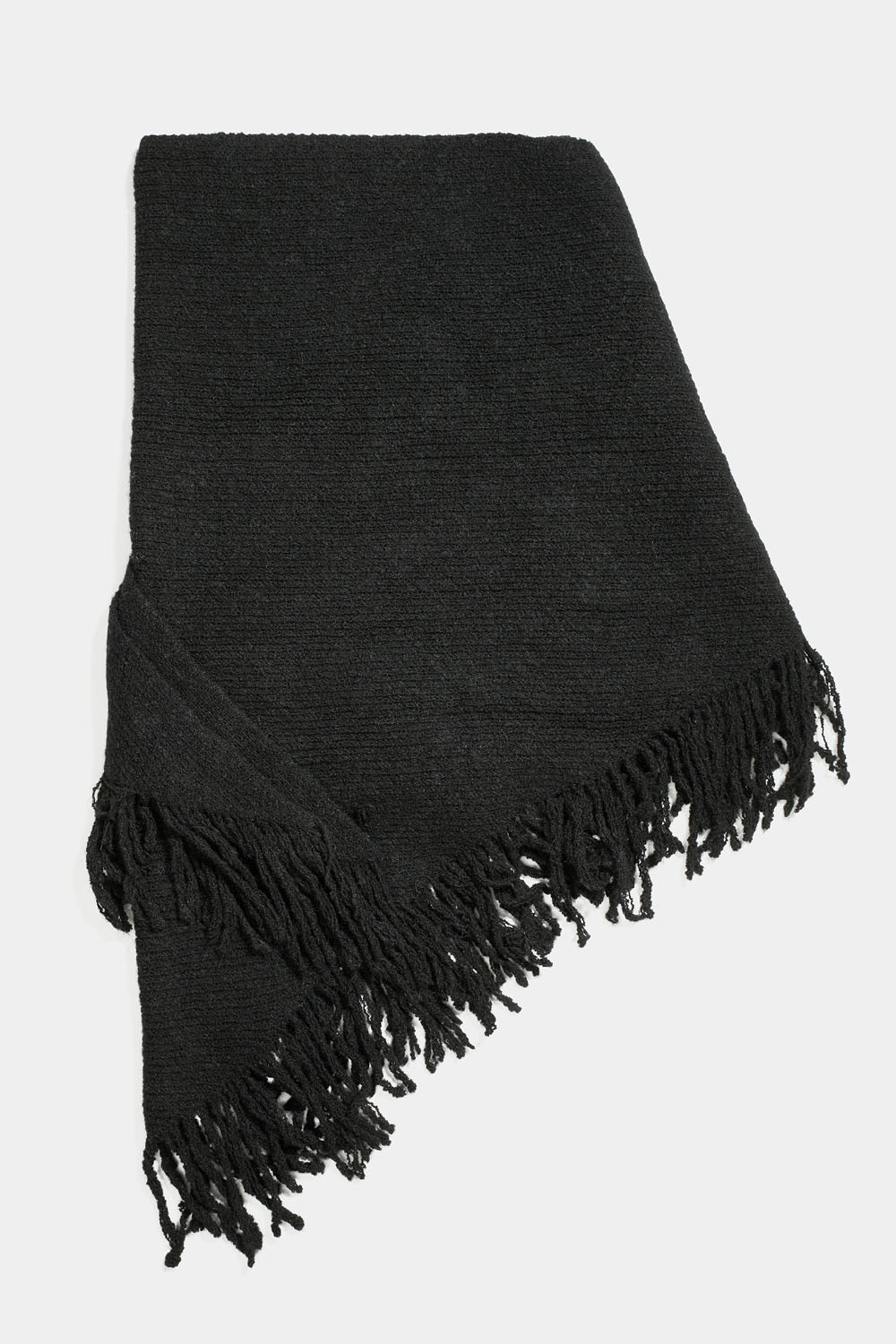 Musta kolmion muotoinen kaulahuivi, jossa hapsut