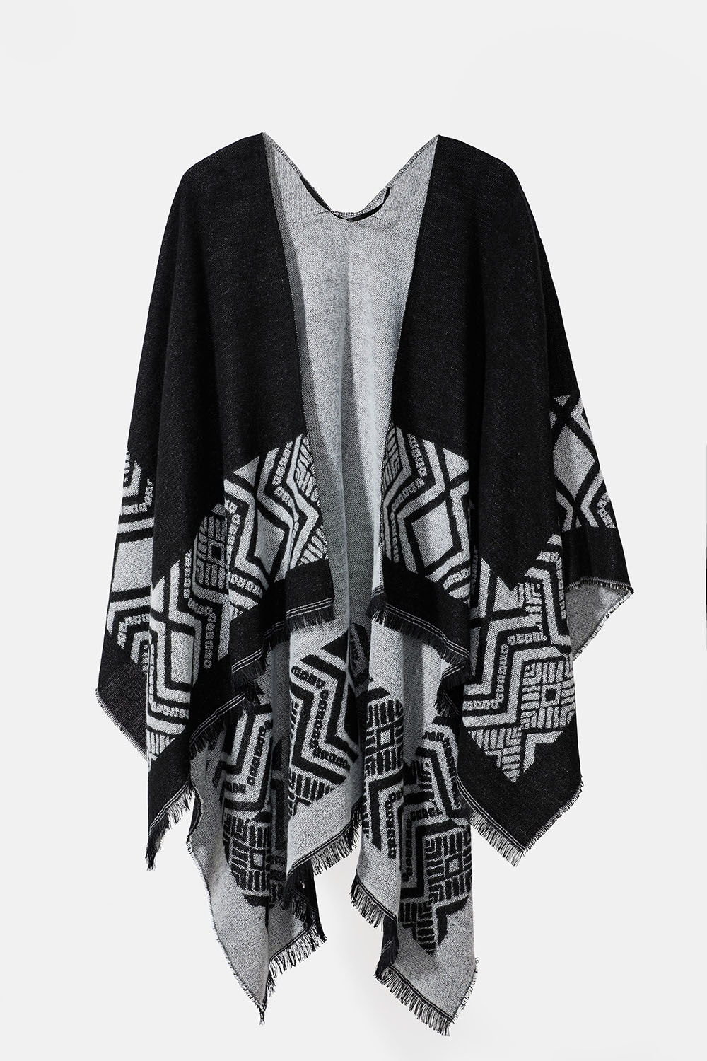 Musta kuviollinen poncho