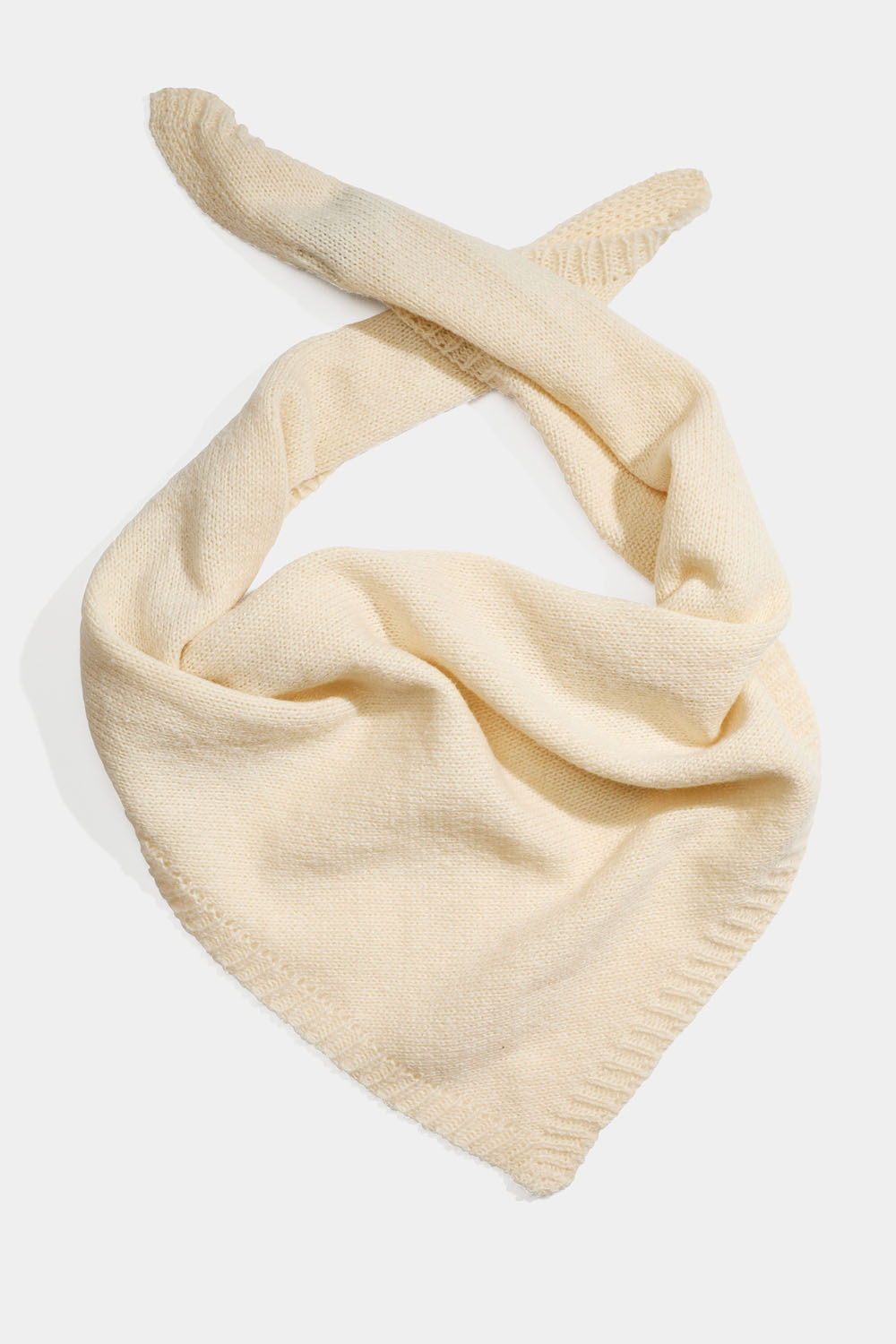 Neulottu valkoinen kolmiohuivi