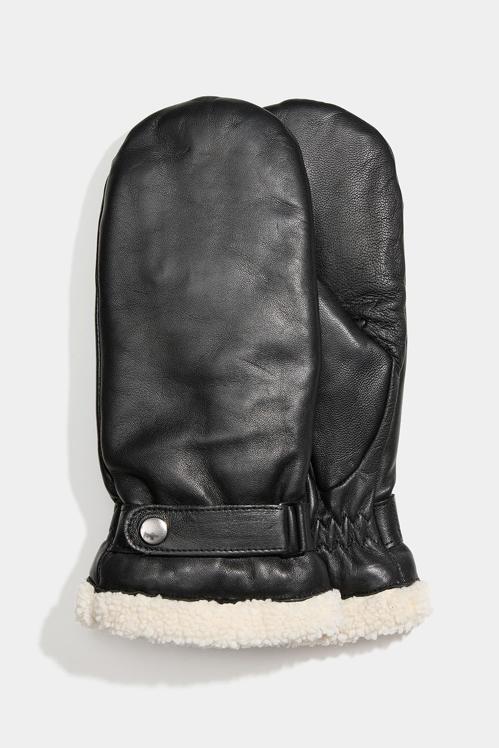 Mustat nahkaiset rukkaset, joissa on keinonahkaa koristeena