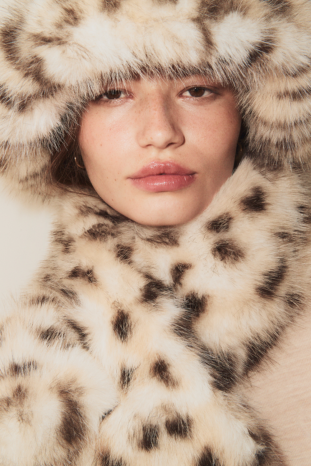 Leopardikuvioinen myssy tekoturkiksesta