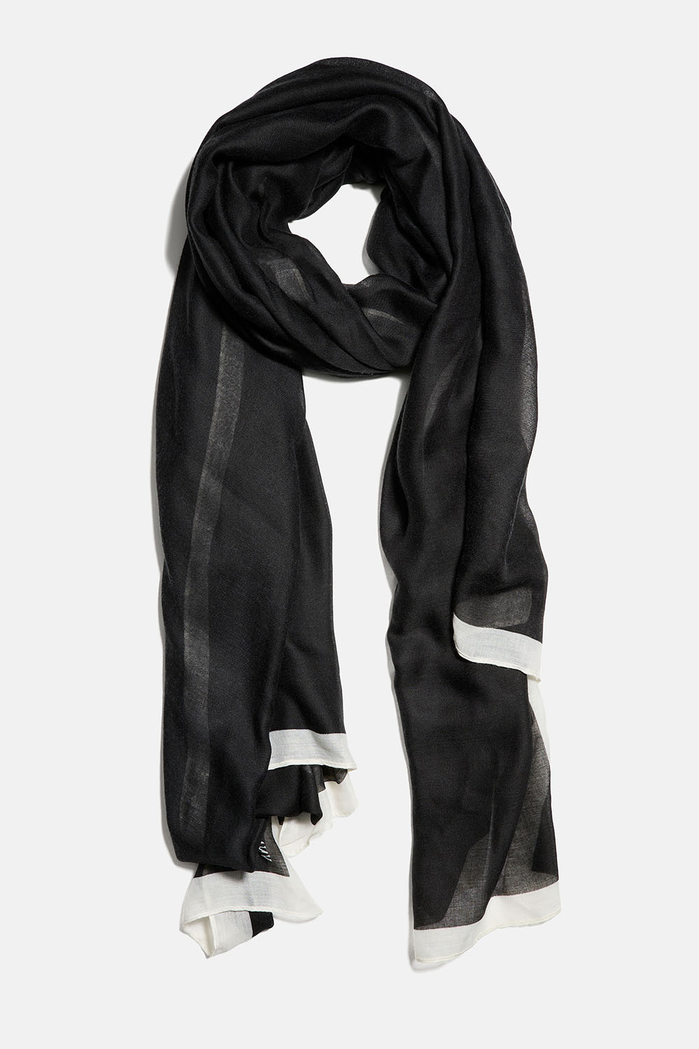Musta huivi, jossa on valkoiset reunat