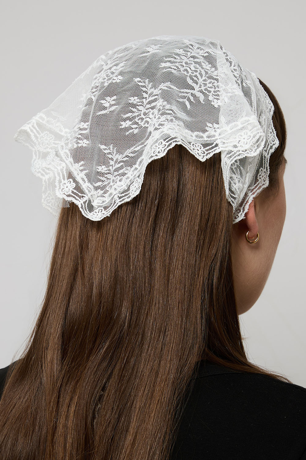 Valkoinen huivi pitsiä