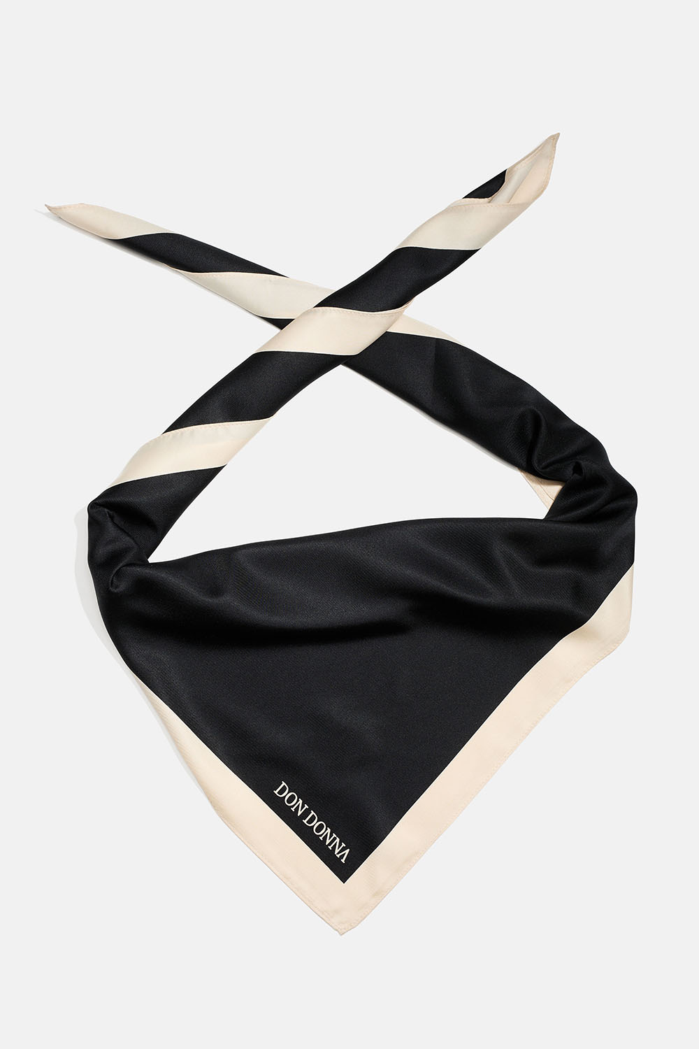 Musta silkkijäljitelmähuivi, jossa on valkoiset reunat.