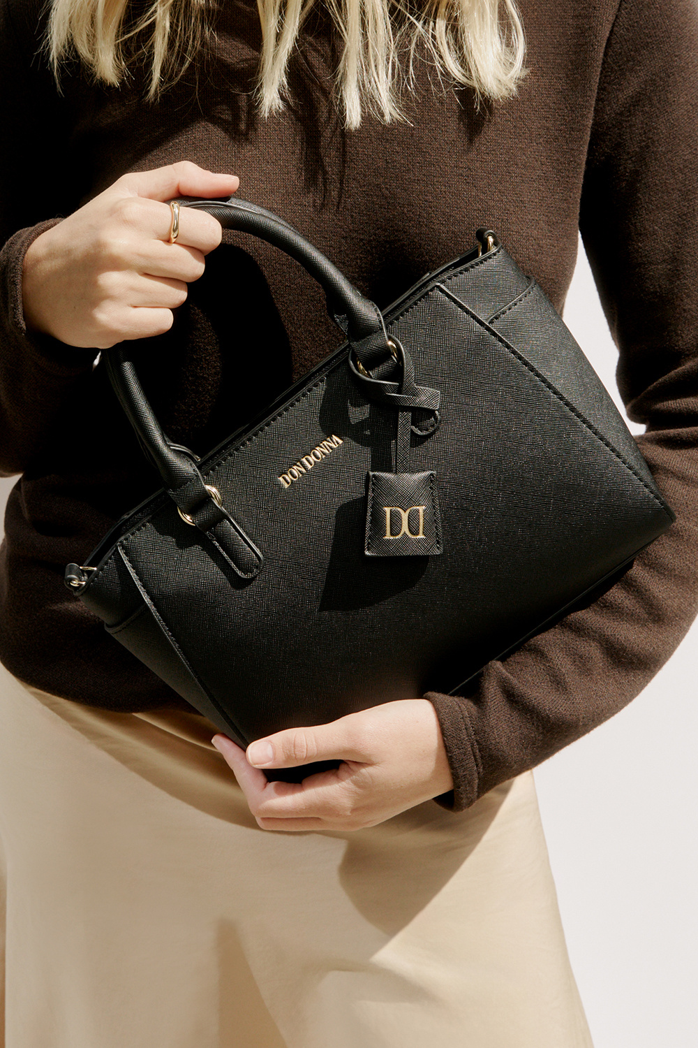 Pieni musta tote-laukku