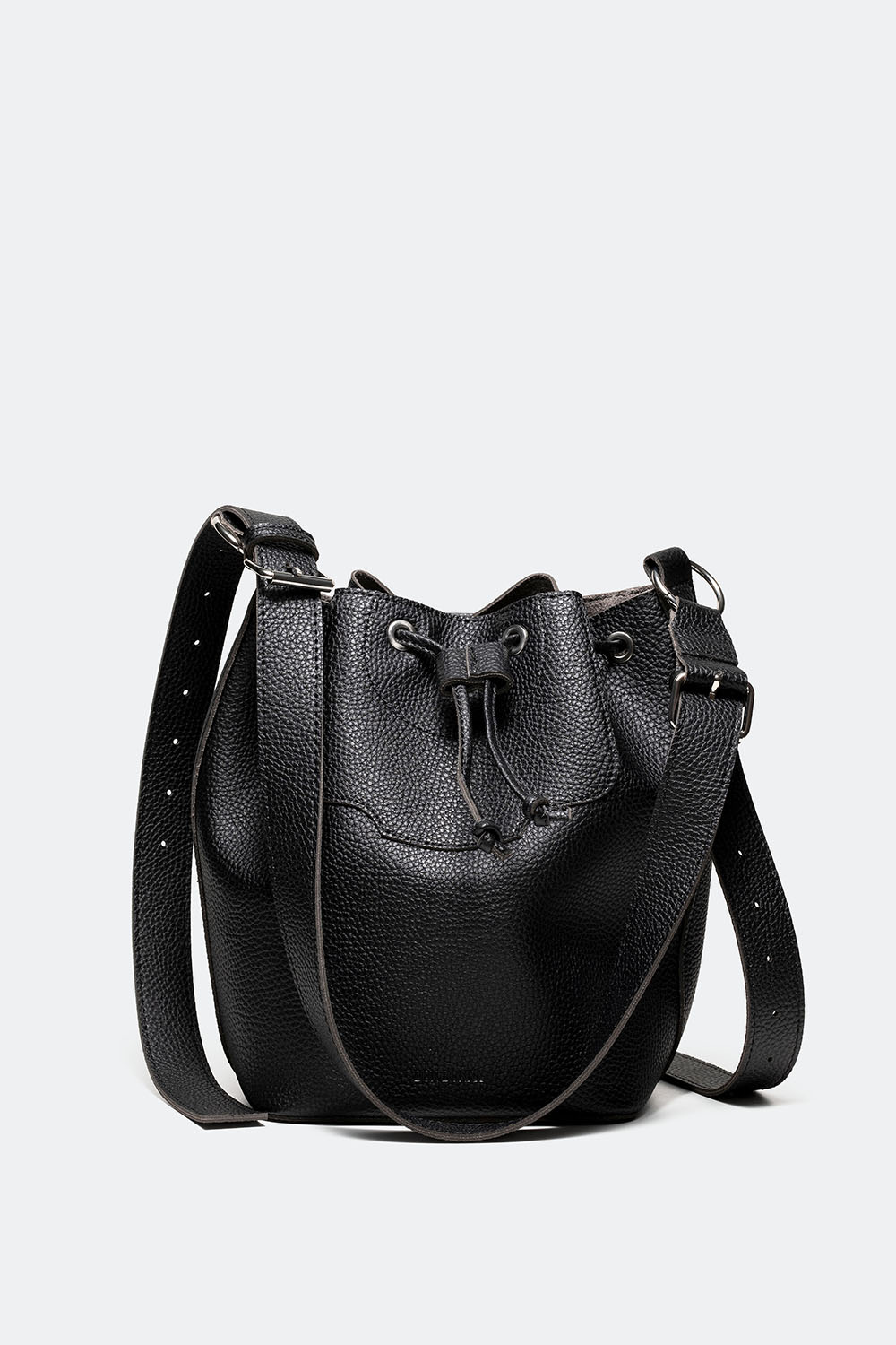 Musta Bucket-laukki säädettävällä olkahihnalla