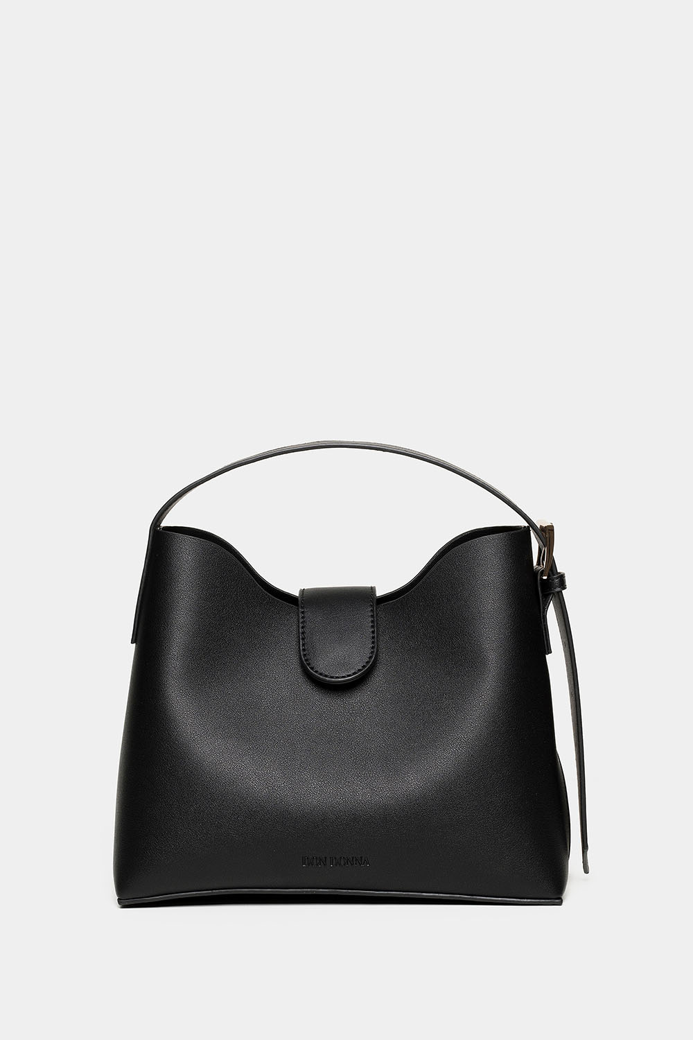 Musta käsilaukku, jossa leveä olkahihna