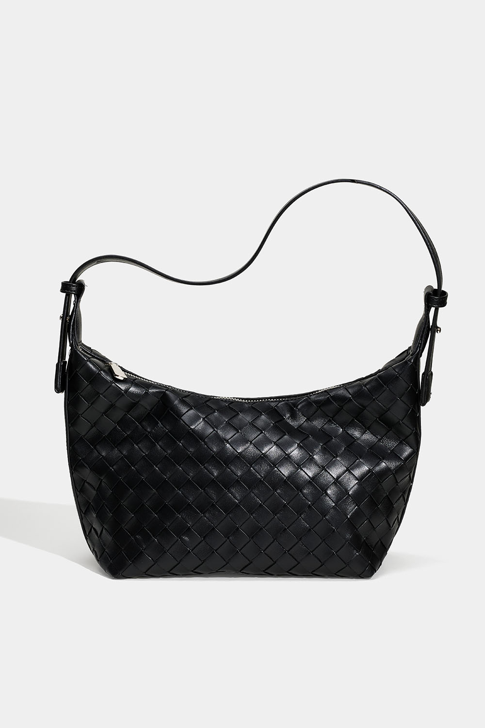 Musta käsilaukku, jossa punottu pinta