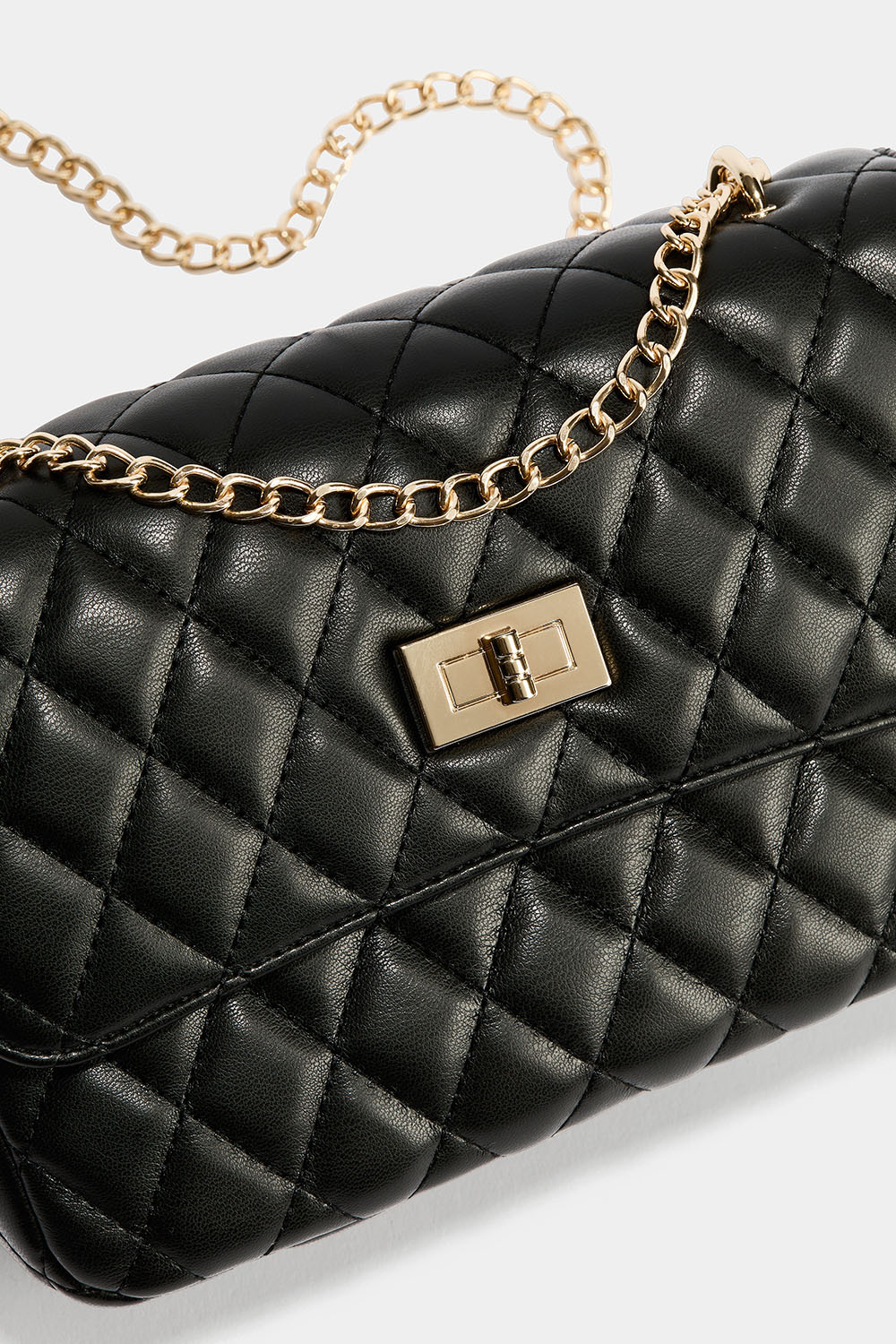 Tikattu olkalaukku ketjuhihnalla