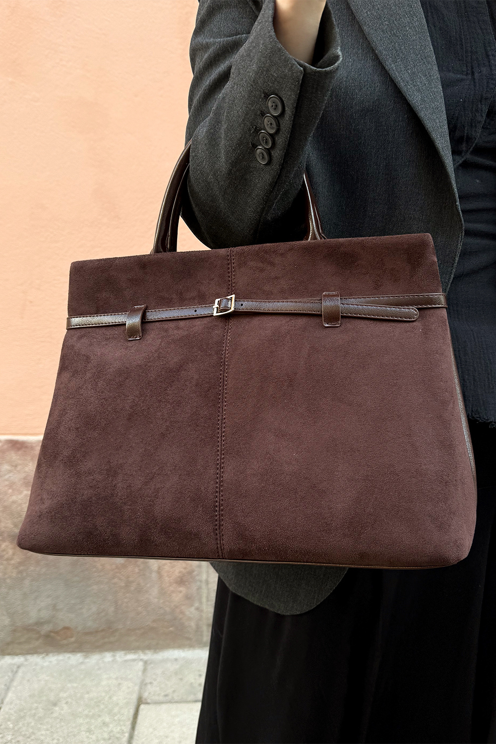 Ruskea laukku, jossa vyöyksityiskohta