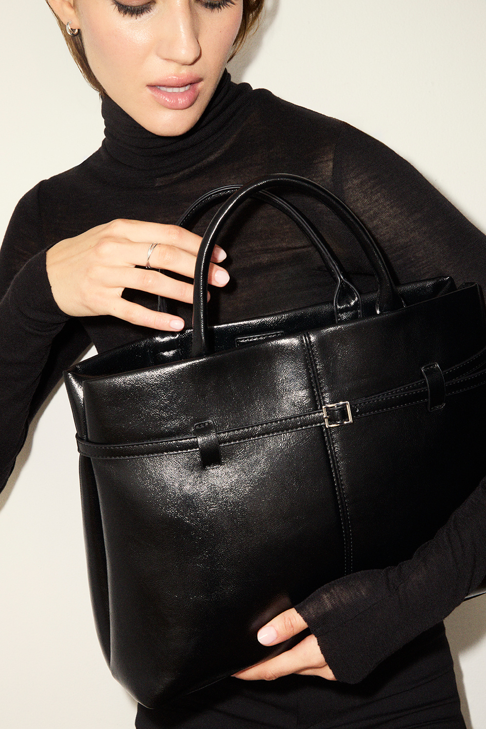 Musta laukku, jossa vyöyksityiskohta