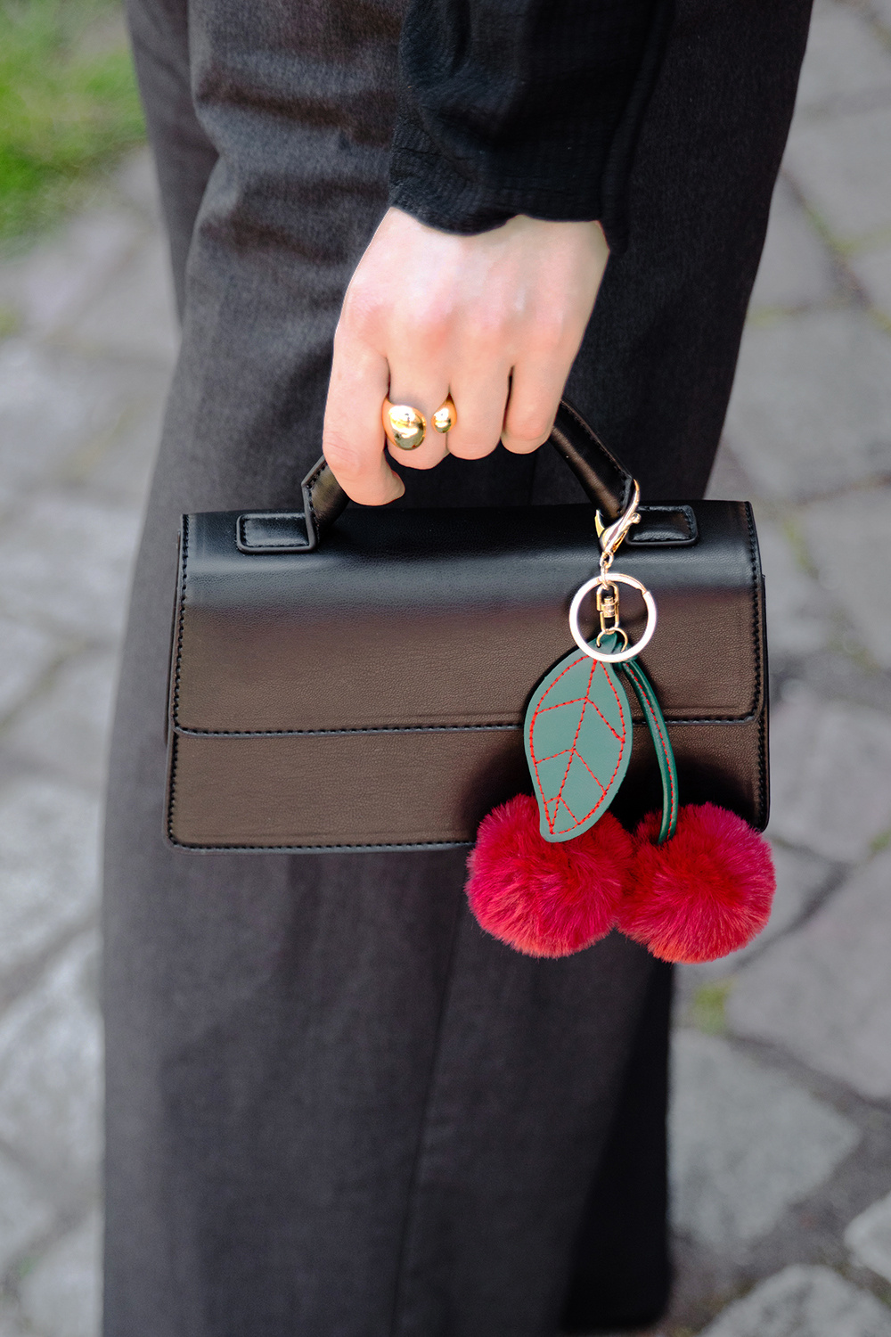 Pieni musta suorakulmainen laukku